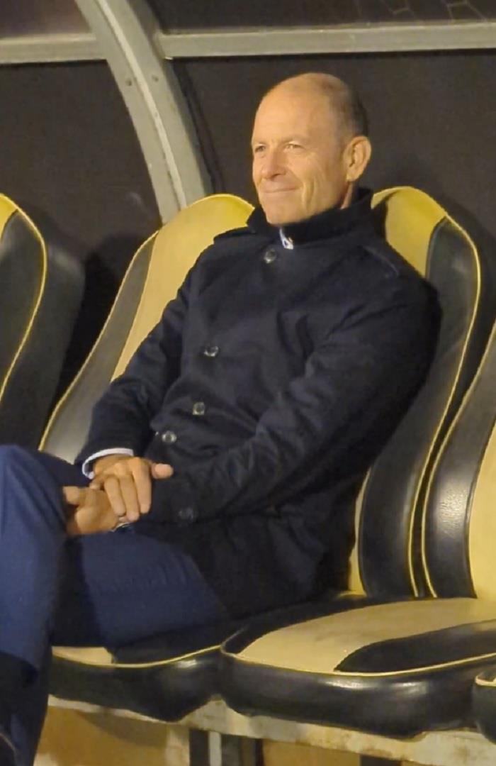 صوره ل ييس توروب وافشة يتابعان عمليات الاحماء قبل بداية المباراة