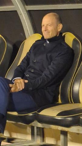 صوره ل ييس توروب وافشة يتابعان عمليات الاحماء قبل بداية المباراة