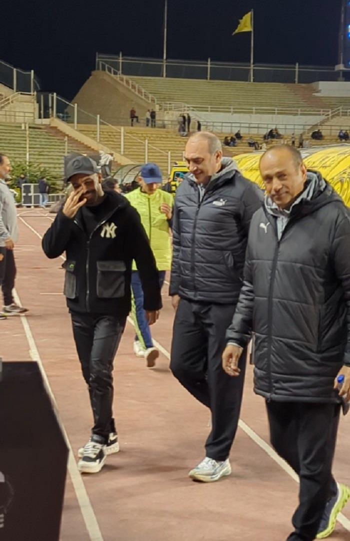 صوره ل تحيه وعناق بين افشة وعلى ماهر قبل مباراة الاهلي وسيراميكا كليوباترا