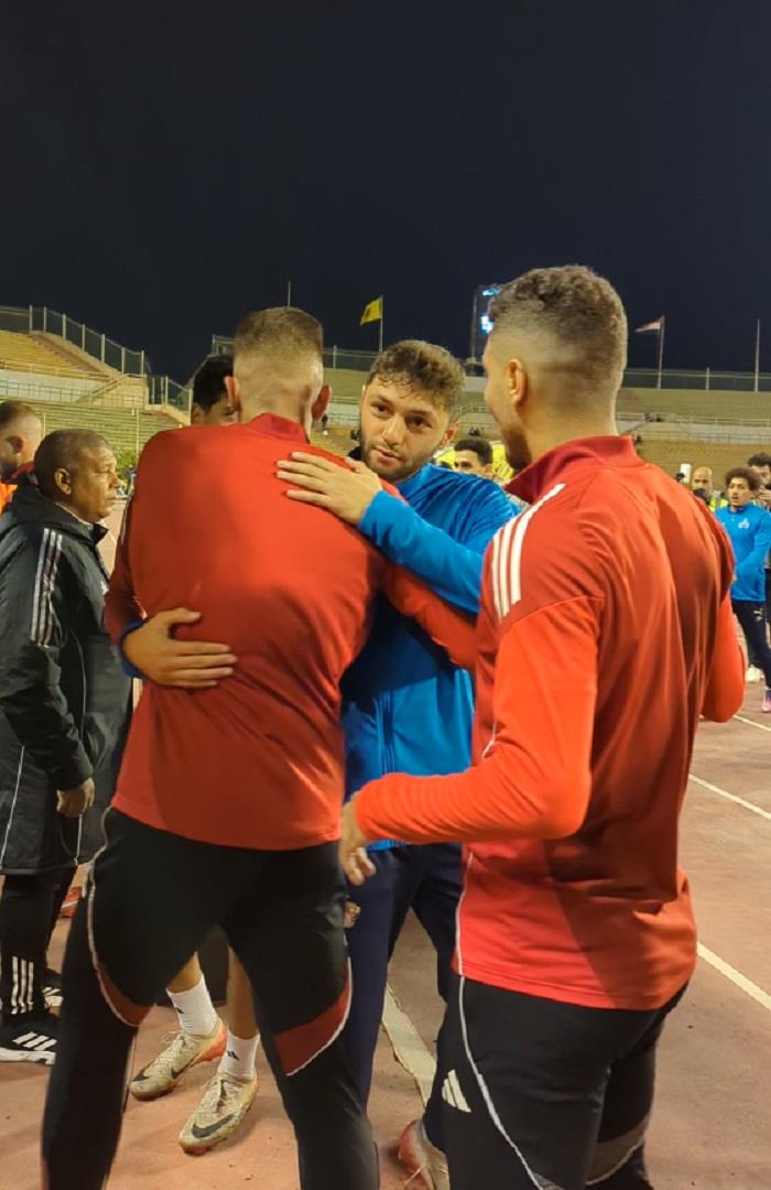 صوره ل تحية خاصة من لاعبي الاهلي لكريم ندفيد قبل بداية مباراة الاهلي وسيراميكا