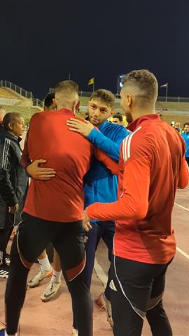 صوره ل تحية خاصة من لاعبي الاهلي لكريم ندفيد قبل بداية مباراة الاهلي وسيراميكا