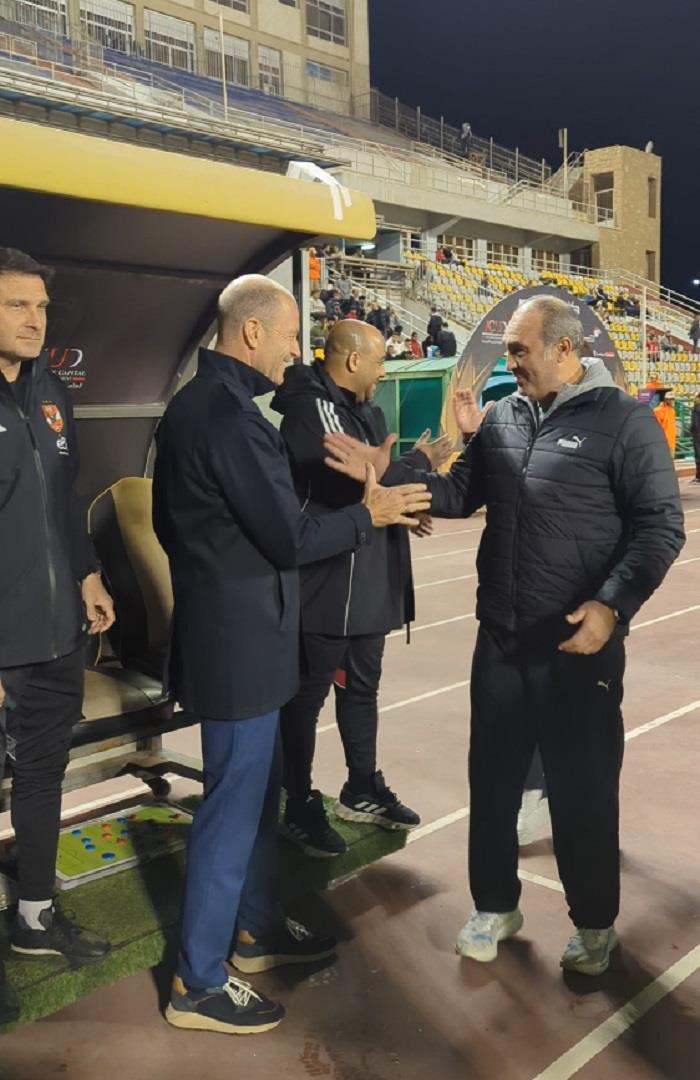 صوره ل لفتة رائعه من علي ماهر مع الجهاز الفني ودكة بدلاء النادي الاهلي قبل مباراة سيراميكا