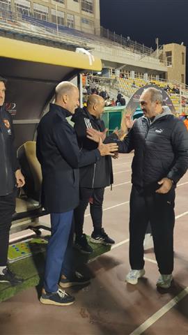 صوره ل لفتة رائعه من علي ماهر مع الجهاز الفني ودكة بدلاء النادي الاهلي قبل مباراة سيراميكا