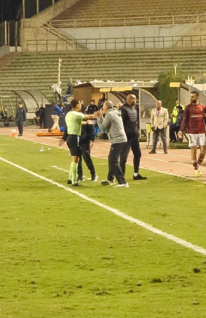 صوره ل اعتراضات علي ماهر ولاعبي سيراميكا علي عدم احتساب ركلة جزاء امام الاهلي