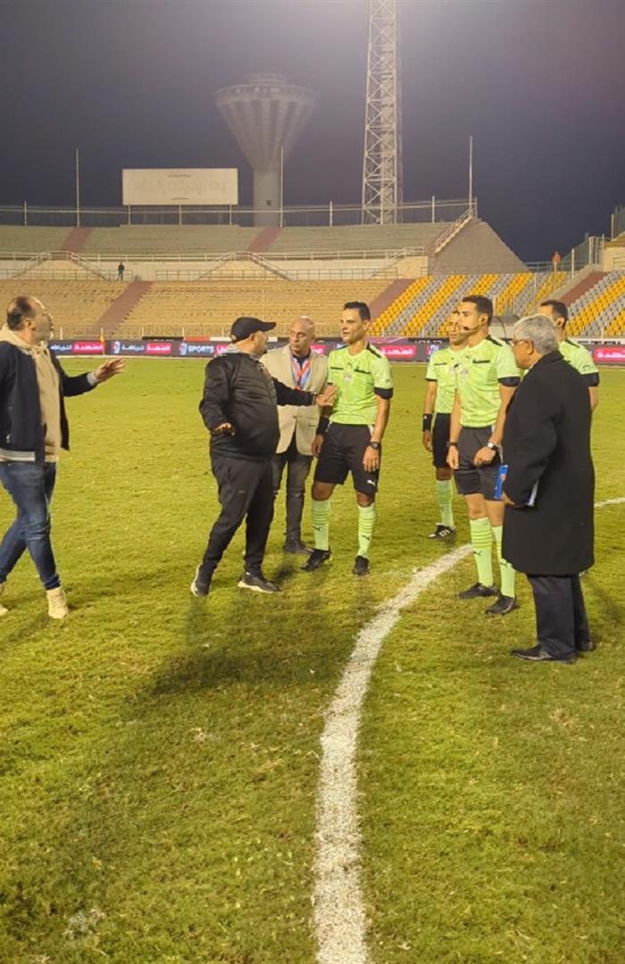 صوره ل مشادة كلاميه بين افراد الجهاز الفني لسيراميكا وحكم المباراة