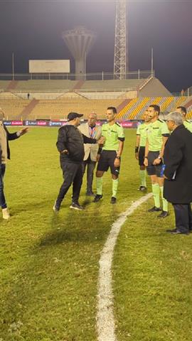 صوره ل مشادة كلاميه بين افراد الجهاز الفني لسيراميكا وحكم المباراة