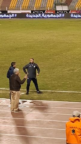 صوره ل انفعال عبد الناصر محمد مدير الكرة بالزمالك على حكم المباراة : "زي كل ماتش ضربة جزاء متتحسبش"