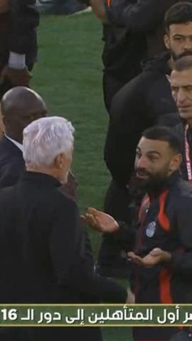 صوره ل لقطة محمد صلاح وهوجو بروس بعد انتهاء مباراة مصر وجنوب افريقيا