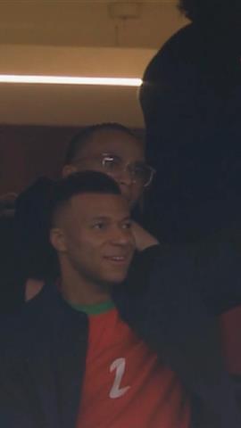 صوره ل مبابي يؤازر اشرف حكيمي قبل مباراة المغرب ومالي في كأس أمم أفريقيا