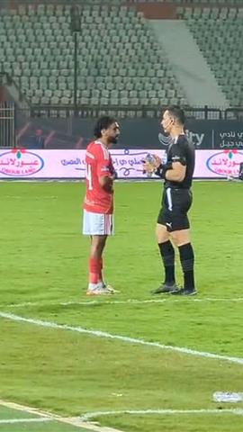 صوره ل حديث بين الشحات وحكم اللقاء عقب انتهاء الوقت الاصلي لمباراة الاهلي والمصرية للإتصالات