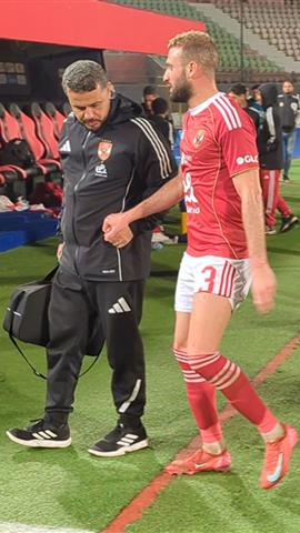 صوره ل عمر كمال يغادر الملعب مصابا بعد مباراة الاهلي والمصرية للاتصالات بكاس مصر