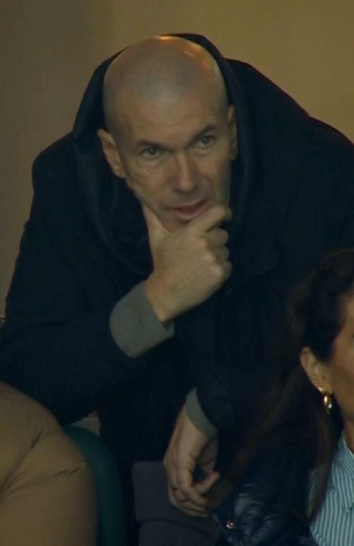 صوره ل زيدان وعائلتة يؤازرون لوكا في مباراة الجزائر وبوركينا فاسو بكأس أمم أفريقيا