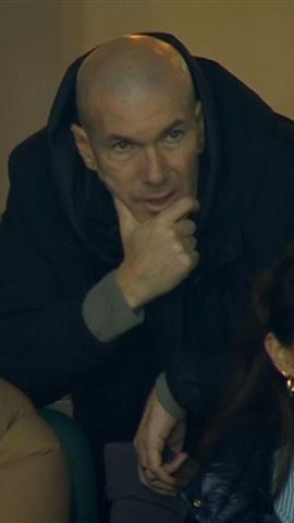 صوره ل زيدان وعائلتة يؤازرون لوكا في مباراة الجزائر وبوركينا فاسو بكأس أمم أفريقيا