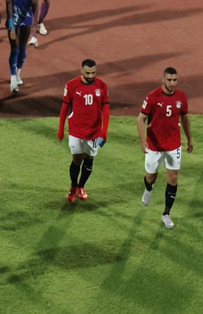 صوره ل رغم تقدم المنتخب المصري بهدف امام سراليون .. عدم الرضا يظهر على وجه اللاعبين وسعادة حسام حسن