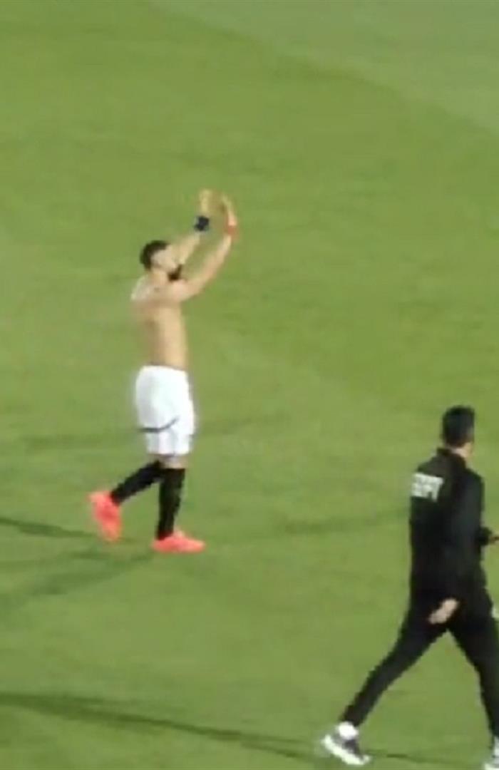 صوره ل محمد صلاح يبادل قميصه مع لاعب سيراليون ويتلقي تحية حارة من الجماهير المصرية في المدرجات