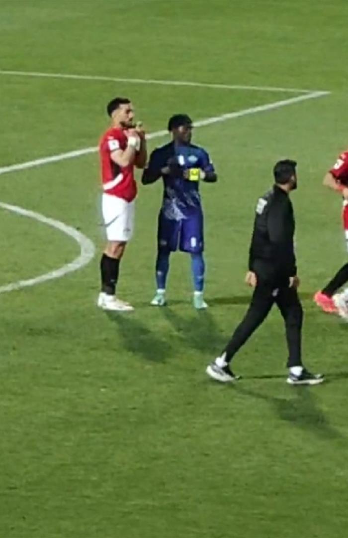 صوره ل لاعب سيراليون يطلب قميص محمد عبد المنعم بعد المباراة