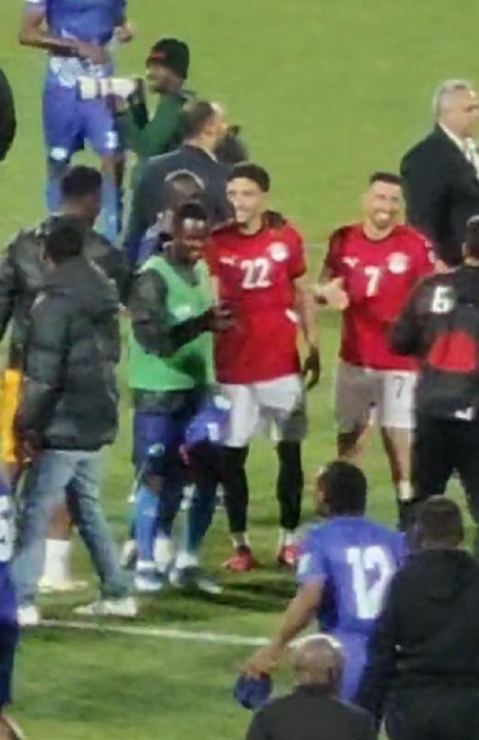 صوره ل شاهد ماذا فعل لاعبو سيراليون مع عمر مرموش بعد نهاية المباراة