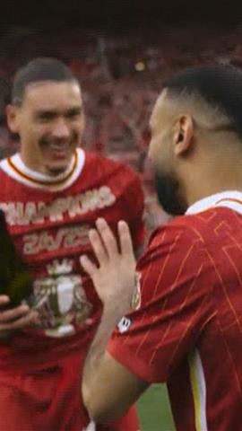 صوره ل شاهد ماذا فعل محمد صلاح عندما حاول داروين نونيز رشه بالخمور في احتفالات تتويج ليفربول بالدوري الانجليزي