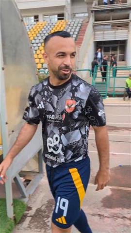 صوره ل قبل مباراة سيراميكا الصحفي يسأله عن استايله.. شاهد رد فعل أفشة الطريف !