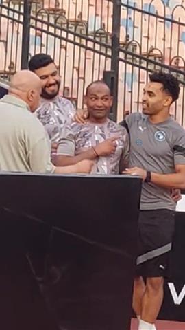 صوره ل وصلة هزار من اوباما مع مصطفي فتحي واحد اعضاء الجهاز الفني لـ الزمالك