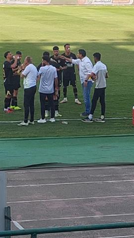 صوره ل ايمن الرمادي يوجه التعليمات للاعبي الزمالك في مباراة سيراميكا وحديث خاص مع دونجا وسيف جعفر