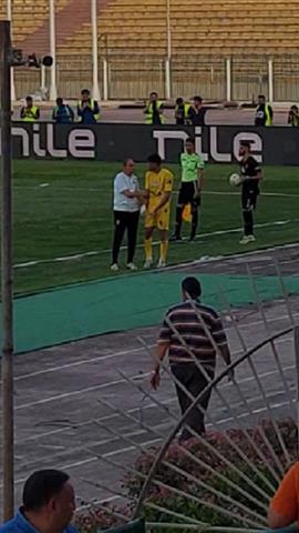 صوره ل ملقياً قميص الزمالك علي الارض .. شاهد لحظة خروج محمد صبحي بعد اصابته امام سيراميكا