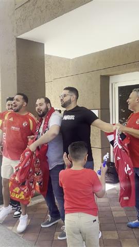 صوره ل جماهير الاهلي تستعد للتحرك من فندق الاقامة الى ملعب هارد روك
