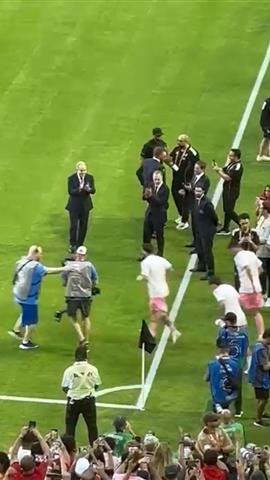 صوره ل لحظة نزول ميسي ولاعبي انتر ميامي لأرضية الملعب قبل مواجهة الاهلي في افتتاح كاس العالم للأندية
