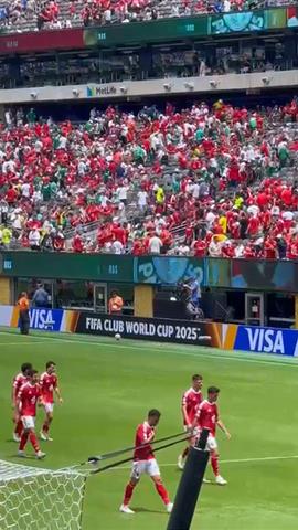 صوره ل حزن بين لاعبي الاهلي بعد نهاية الشوط الأول امام بالميراس