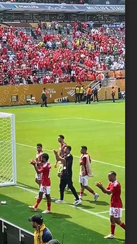 صوره ل تحيه من لاعبي الاهلي للجماهير بعد مباراة بالميراس