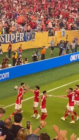 صوره ل احتفال وسام أبو علي مع جماهير الأهلي بعد تسجيل هدف امام بورتو في كأس العالم للأندية