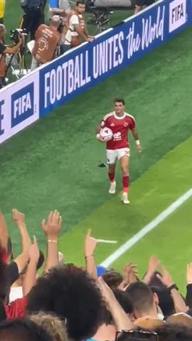 صوره ل تحية خاصه من جماهير الاهلي لـ زيزو في مباراة بورتو ورد فعل اللاعب