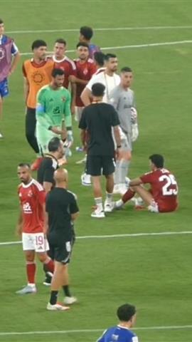 صوره ل الحزن يسيطر علي زيزو بعد خروج الاهلي من كأس العالم للأندية ويرفض طلب الشناوي