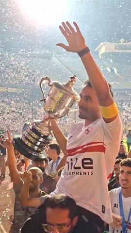 صوره ل وداع أسطوري .. عبد الشافي يُحمل على الأعناق ويودع جماهير الزمالك بالكأس