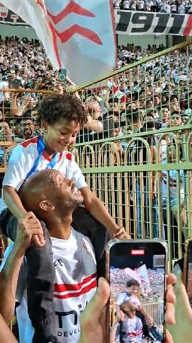صوره ل بطل الزمالك الأول .. شيكابالا ونجله آدم يشعلان المدرجات احتفالاُ بالتتويج بكأس مصر