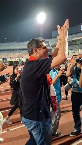 صوره ل ايمن الرمادي يتبادل التحيه والاحتفالات مع جماهير الزمالك بعد الفوز بكأس مصر