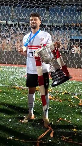 صوره ل صورني لوحدي .. مصطفي شلبي يطلب من الجميع تركه ليلتقط صورة تذكارية منفردا مع كأس مصر