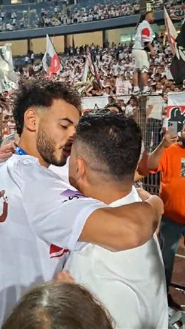 صوره ل من أرض الملعب .. خالد الغندور يعانق ويهنيء دونجا والمثلوثي بفوز الزمالك بلقب كأس مصر