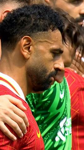 صوره ل محمد صلاح ولاعبو ليفربول يقفون دقيقة حداد علي جوتا قبل مباراة بريستون