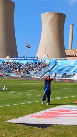 صوره ل تحية عم حارث لجماهير الاهلي قبل مباراة غزل المحلة