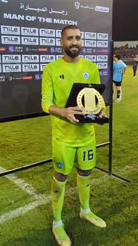 صوره ل عامر عامر يتوج بجائزة رجل مباراة الاهلي وغزل المحله