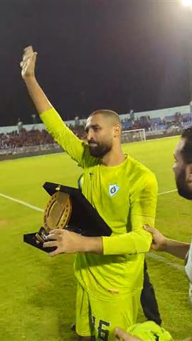 صوره ل احتفال عامر عامر مع الجماهير بعد الفوز بجائزة رجل مباراة الاهلي وغزل المحلة