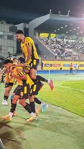 صوره ل احتفالات لاعبي دجلة بهدف التعادل وحسرة بدلاء الزمالك