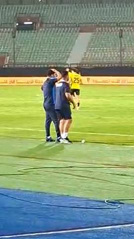 صوره ل حازم إمام وإداري الزمالك يطالبون الحكم المساعد بالتسلل في هدف وادي دجلة الثاني
