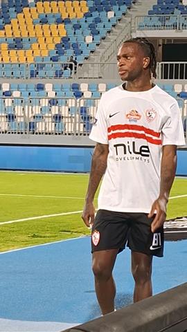 صوره ل "شيكو بانزا بيكلم نفسه" .. اللاعب الأنجولي يبدو غير راضيا عن استبداله في مباراة الزمالك وسيراميكا