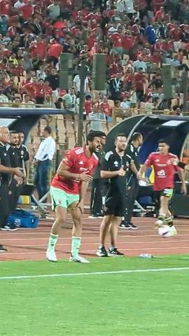 صوره ل محمد الشناوي يحمس اللاعبين ويطالبهم باستمرار الضغط ومحمد يوسف يعترض على تضييع الوقت