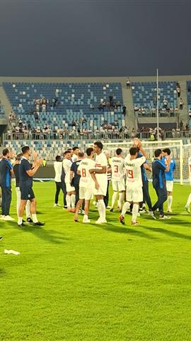 صوره ل احتفال لاعبي الزمالك مع الجماهير بعد الفوز علي الاسماعيلي في الدوري المصري
