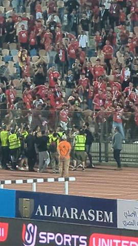 صوره ل تريزيجيه يهدي قميصة للجماهير بعد مباراة الاهلي وسيراميكا كليوباترا