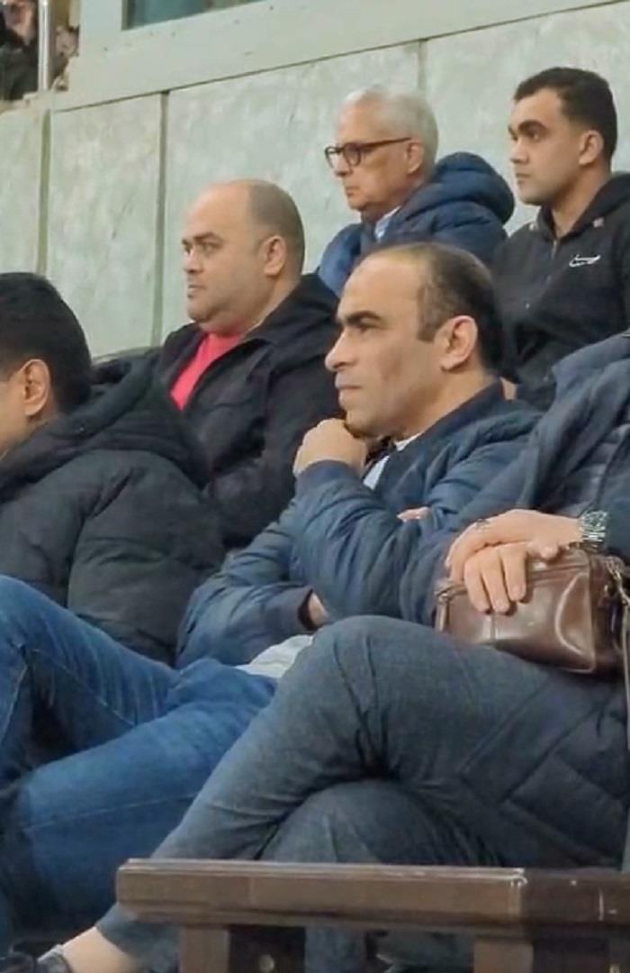صوره ل سيد عبد الحفيظ يؤاز لاعبي الاهلي في مباراة يانج افريكانز