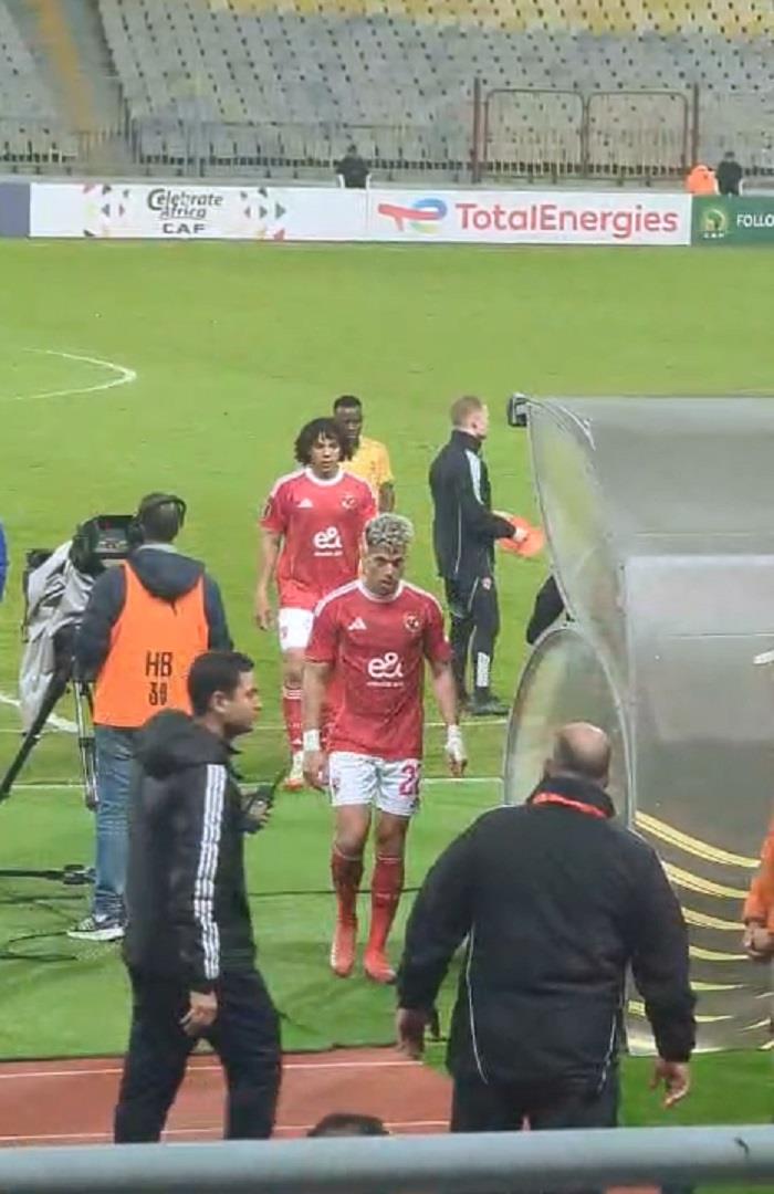 صوره ل كواليس الشوط الاول في مباراة الاهلي ويانج افريكانز وتحية الجماهير لـ امام عاشور واللاعبين